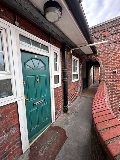 3 Bedroom Flat To Rent In Pembury Road, London, E5