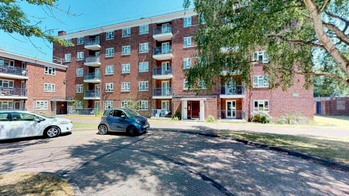 4 Bedroom Flat To Rent In Edensor Gardens, Chiswick W4