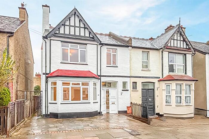 4 Bedroom Semi Detached House For Sale In Cotswold Road, Westcliff-on-Sea, SS0