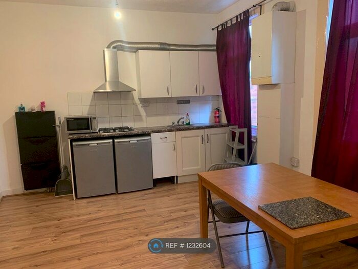 Studio To Rent In Mount Road, London, NW4