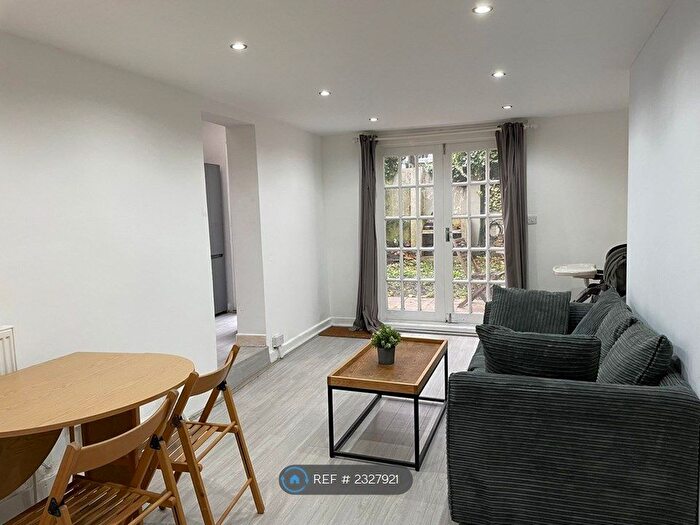 2 Bedroom Flat To Rent In Tremadoc Road, London, SW4
