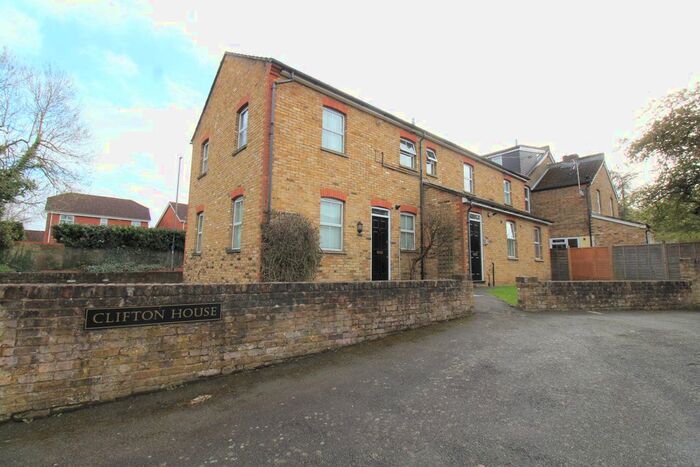 1 Bedroom Flat To Rent In Middle Hill, Englefield Green, Egham, TW20