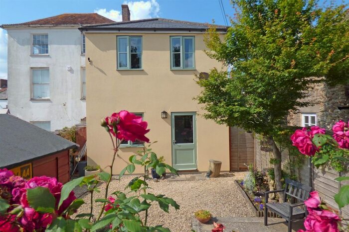 2 Bedroom End Of Terrace House To Rent In High Street, Wincanton, BA9