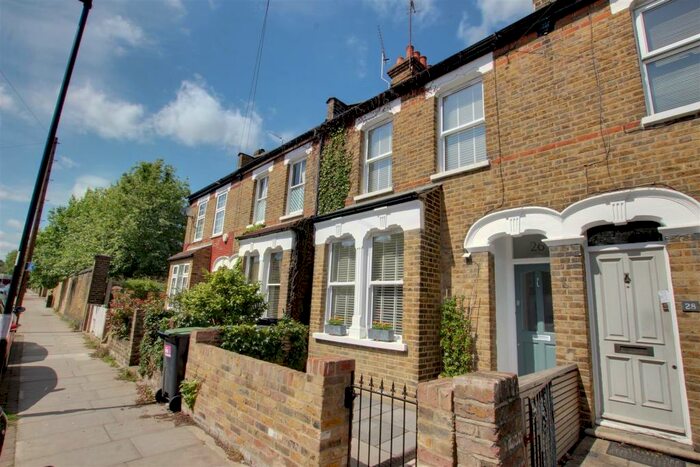 4 Bedroom House To Rent In Gordon Road, Enfield, EN2