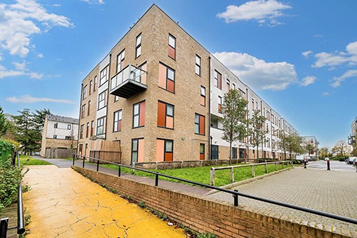 3 Bedroom Flat For Sale In Bournebrook Grove, Romford, RM7
