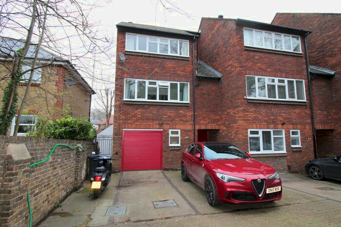4 Bedroom Town House To Rent In North Road, Hertford SG14