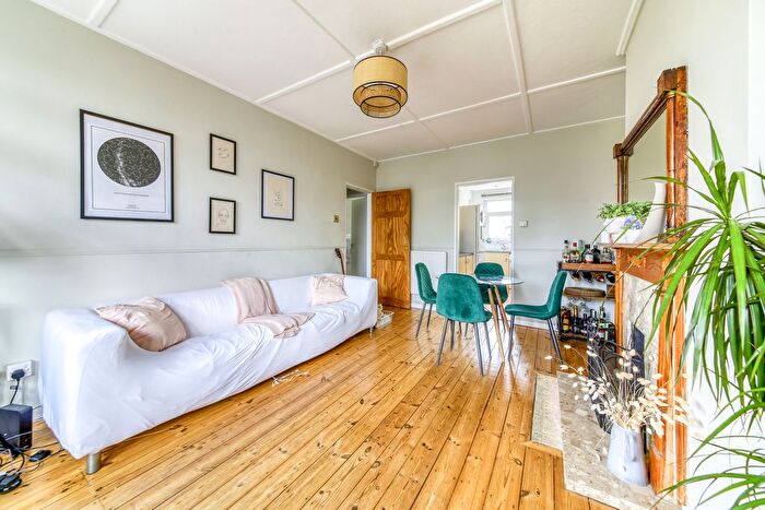 2 Bedroom Flat To Rent In Flowers Mead, Balham, SW17