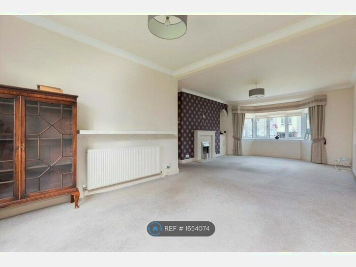 2 Bedroom Flat To Rent In Newton Mearns, Glasgow, G77