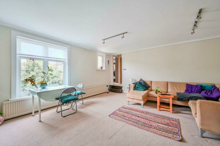 2 Bedroom Flat To Rent In Royal Circus, West Norwood, London, SE27