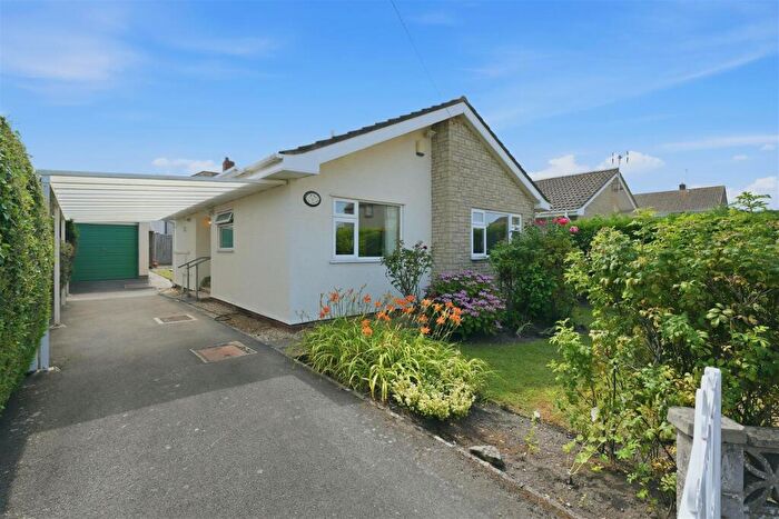 2 Bedroom Detached Bungalow For Sale In Main View, Bristol, BS36
