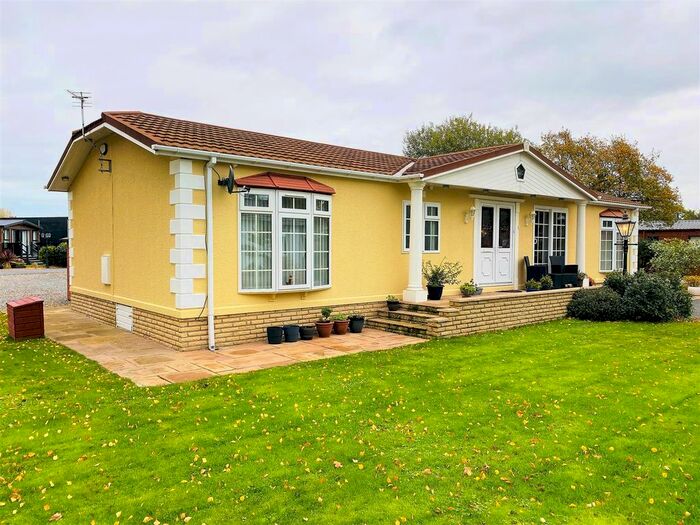 3 Bedroom Mobile/park Home For Sale In Cliff County Lodges, Cliffe Common, Selby, YO8