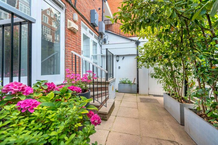 2 Bedroom Flat For Sale In Palace Court, Notting Hill, London, W2