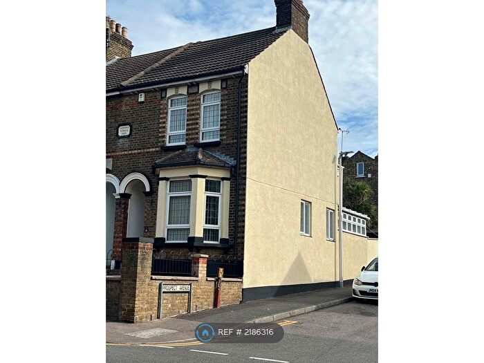 3 Bedroom End Of Terrace House To Rent In Mill Road, Rochester, ME2