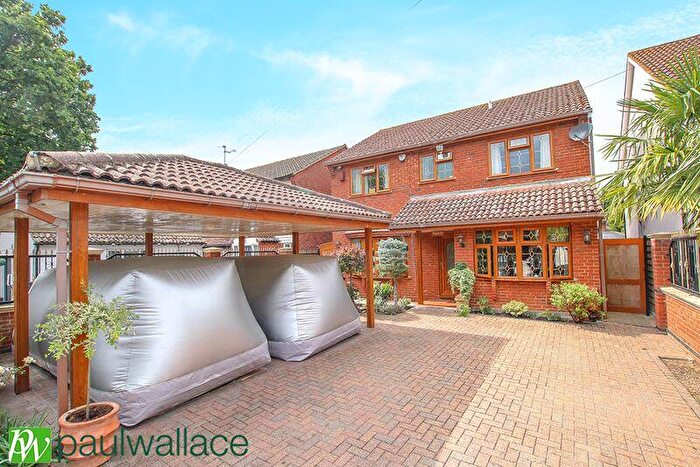 4 Bedroom Detached House For Sale In Derby Road, Hoddesdon, EN11