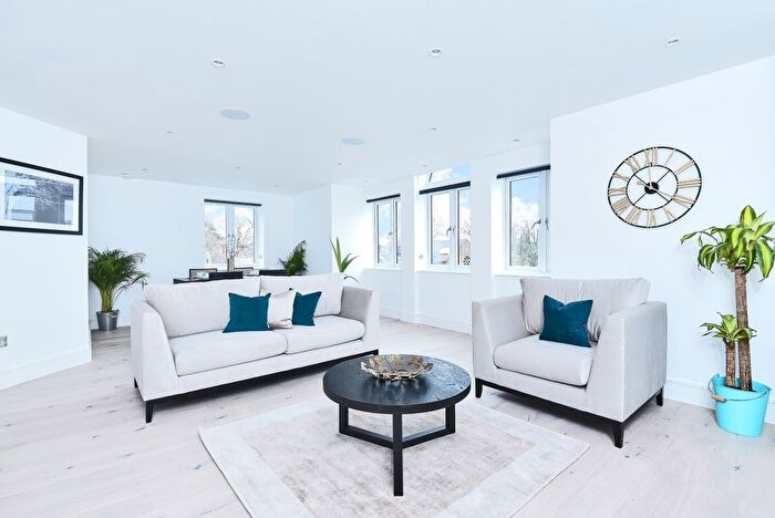 3 Bedroom Flat To Rent In Ealing Green, Ealing, London, W5