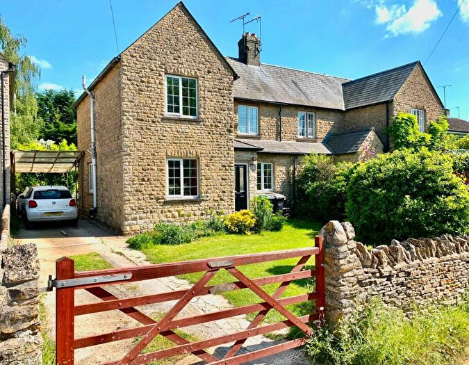 4 Bedroom Semi-Detached House For Sale In Falcon Villas, Hundley Way, Charlbury, Chipping Norton, OX7