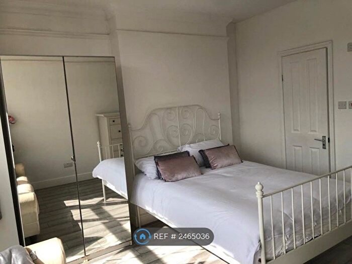 Studio To Rent In Yew Tree Road, Slough, SL1