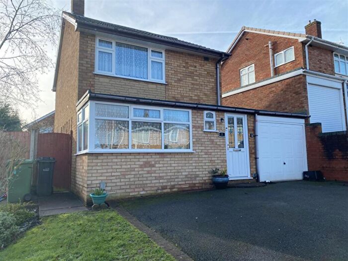 3 Bedroom Link Detached House For Sale In Braemar Avenue, Stourbridge, DY8