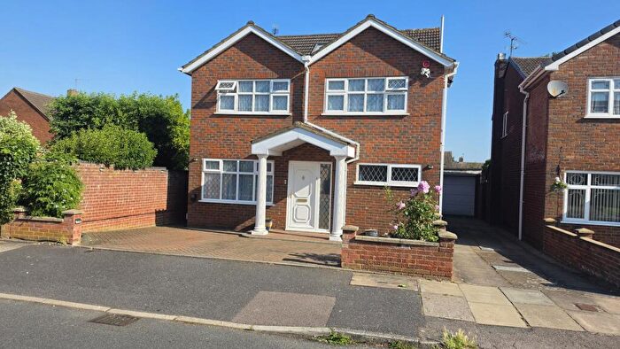 5 Bedroom Detached House For Sale In St. Christophers Close, Dunstable, LU5