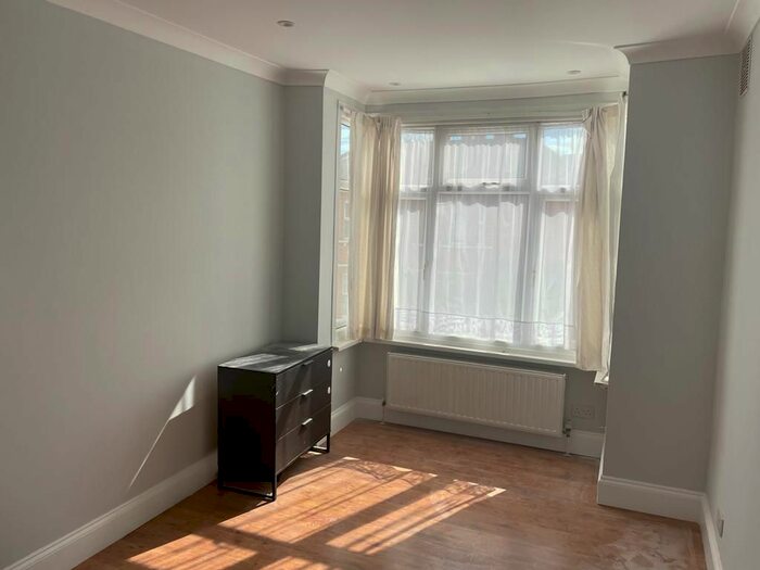 3 Bedroom Property To Rent In Hartham Road, Isleworth, TW7