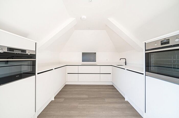 2 Bedroom Flat For Sale In Hyde Street, Winchester, Hampshire, SO23