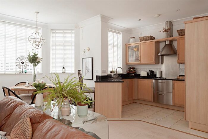 2 Bedroom Flat For Sale In Flanchford Road, Reigate, RH2