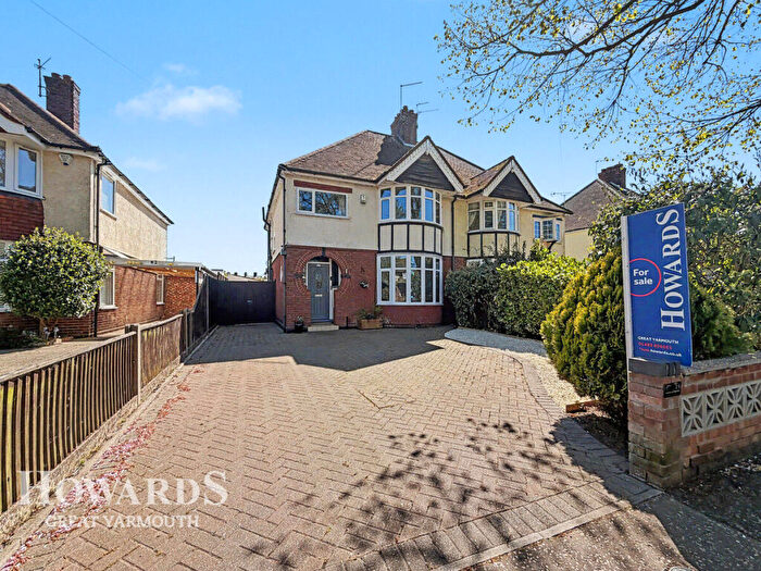 3 Bedroom Semi Detached House For Sale In Lawn Avenue, Great Yarmouth, NR30