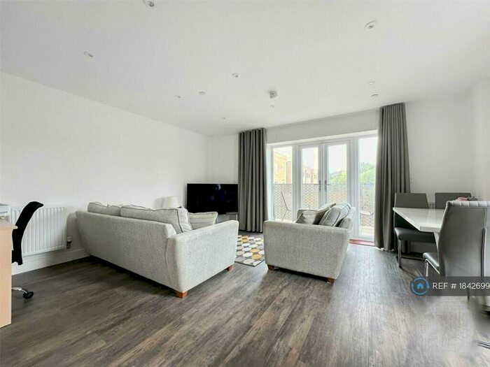 2 Bedroom Flat To Rent In Glenway Road, Rochester, ME1