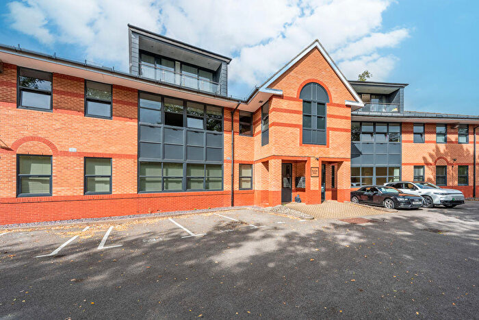 2 Bedroom Flat For Sale In Huge Apartment - Short Walk To Train Station, SL8
