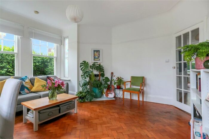 2 Bedroom Flat For Sale In Rochester Close, Rochester Gardens, Hove, BN3