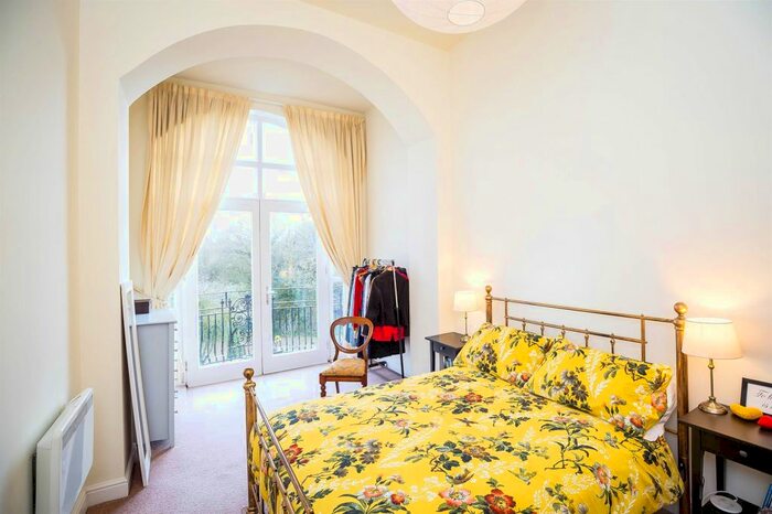 2 Bedroom Flat For Sale In Kingswood Park, Kingswood, Frodsham, WA6