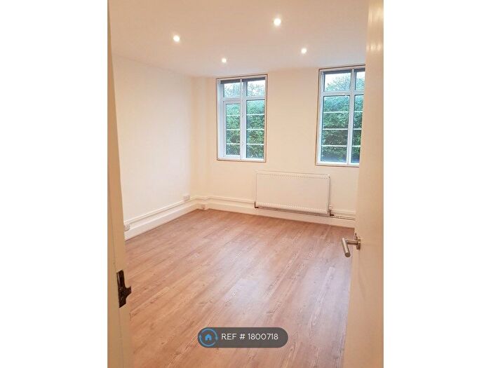 2 Bedroom Flat To Rent In Waverley Grove, London, N3