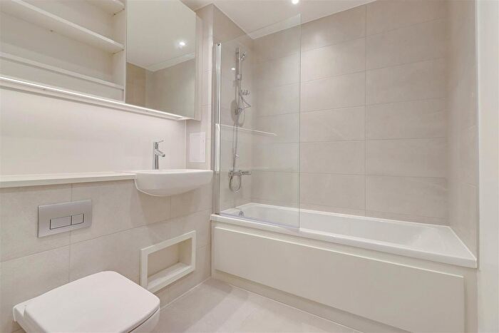 2 Bedroom Flat To Rent In Herne Hill Road, London, SE24