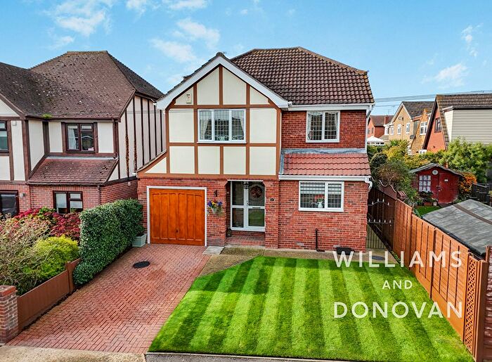 3 Bedroom Detached House For Sale In Wincoat Drive, South Benfleet, SS7