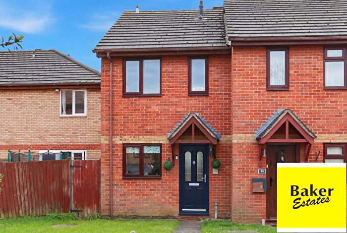 2 Bedroom End Of Terrace House For Sale In Hazelwood Park Close, Chigwell, IG7