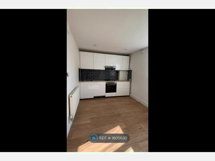 3 Bedroom Semi-Detached House To Rent In Hawksford Crescent, Wolverhampton, WV10