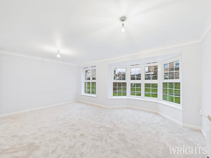 2 Bedroom Apartment For Sale In Cole Green Lane, Welwyn Garden City, AL7