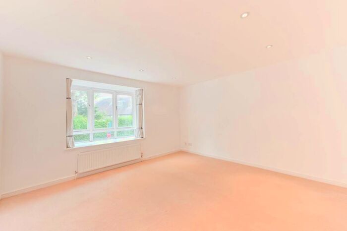 3 Bedroom House To Rent In The Causeway, East Finchley, London, N2