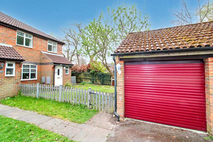 3 Bedroom Semi-Detached House For Sale In Maskell Way, Farnborough, GU14