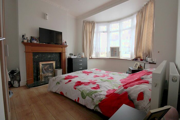 3 Bedroom Semi-Detached House To Rent In Sandhurst Road, Kingsbury NW9