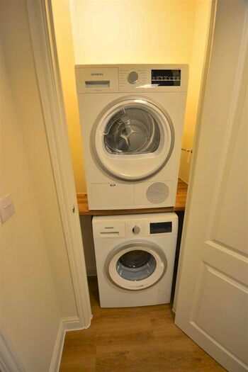 2 Bedroom Flat To Rent In Baytree Court, Prestwich, M25