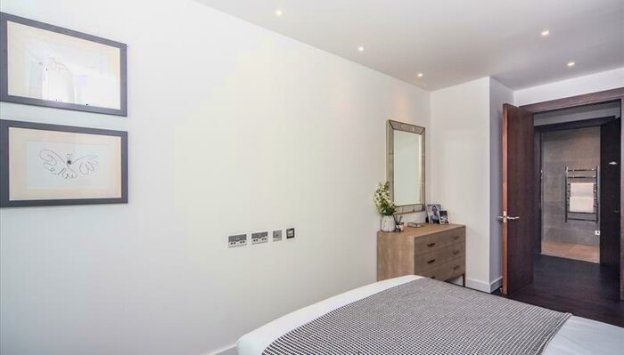 2 Bedroom Apartment To Rent In Thornes House, Charles Clowes Walk, London, SW11