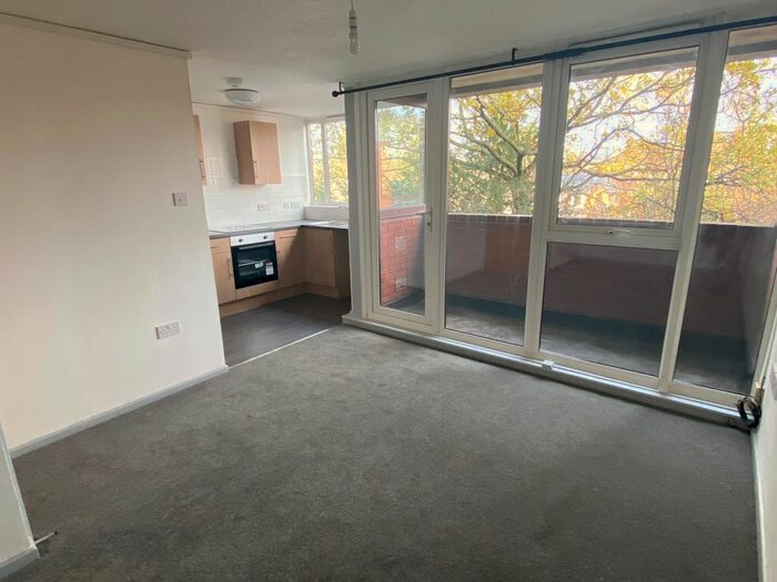Studio To Rent In Browns Green, Birmingham B20