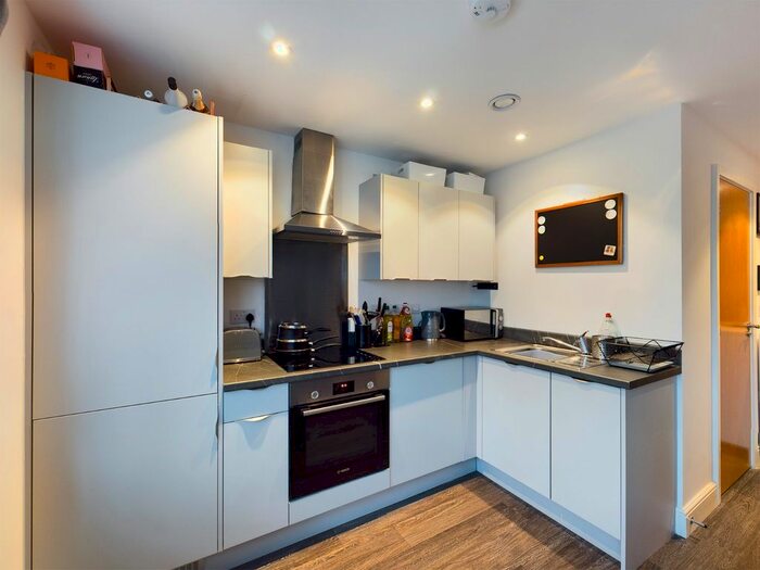 1 Bedroom Flat To Rent In Four Corners, Pound Road, Chertsey, Surrey, KT16