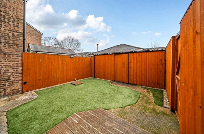 2 Bedroom Flat For Sale In St. Andrews, Bracknell, Berkshire, RG12