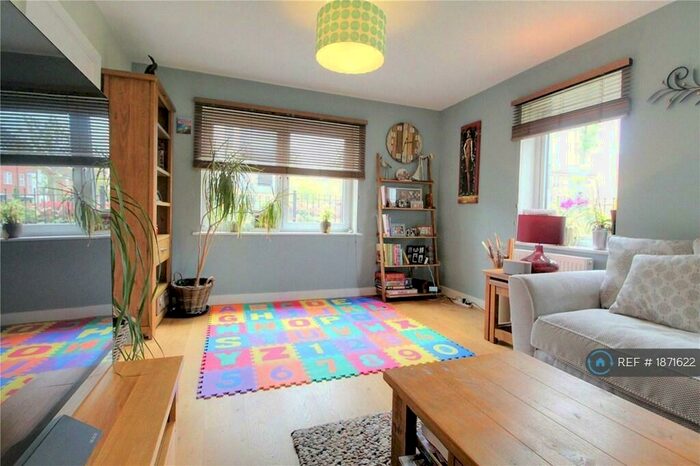 4 Bedroom Town House To Rent In Kennet Island, Reading, RG2