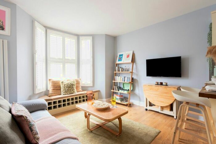 2 Bedroom Flat To Rent In Tintern Street, London, SW4