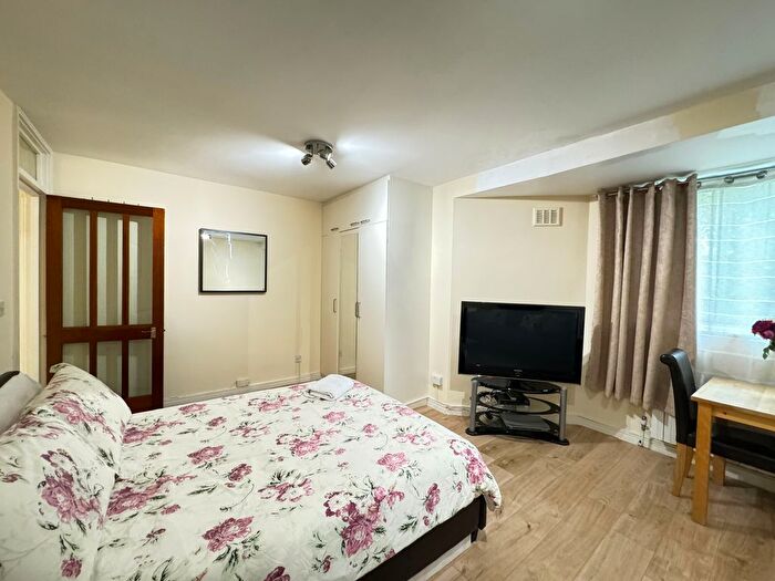 Studio To Rent In Sherborne Court, London, SW5