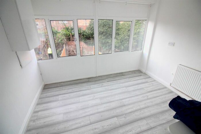 4 Bedroom Town House To Rent In Russet Close, Hillingdon, Uxbridge, UB10