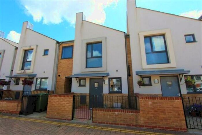 2 Bedroom House To Rent In Ovington Gardens, SO50